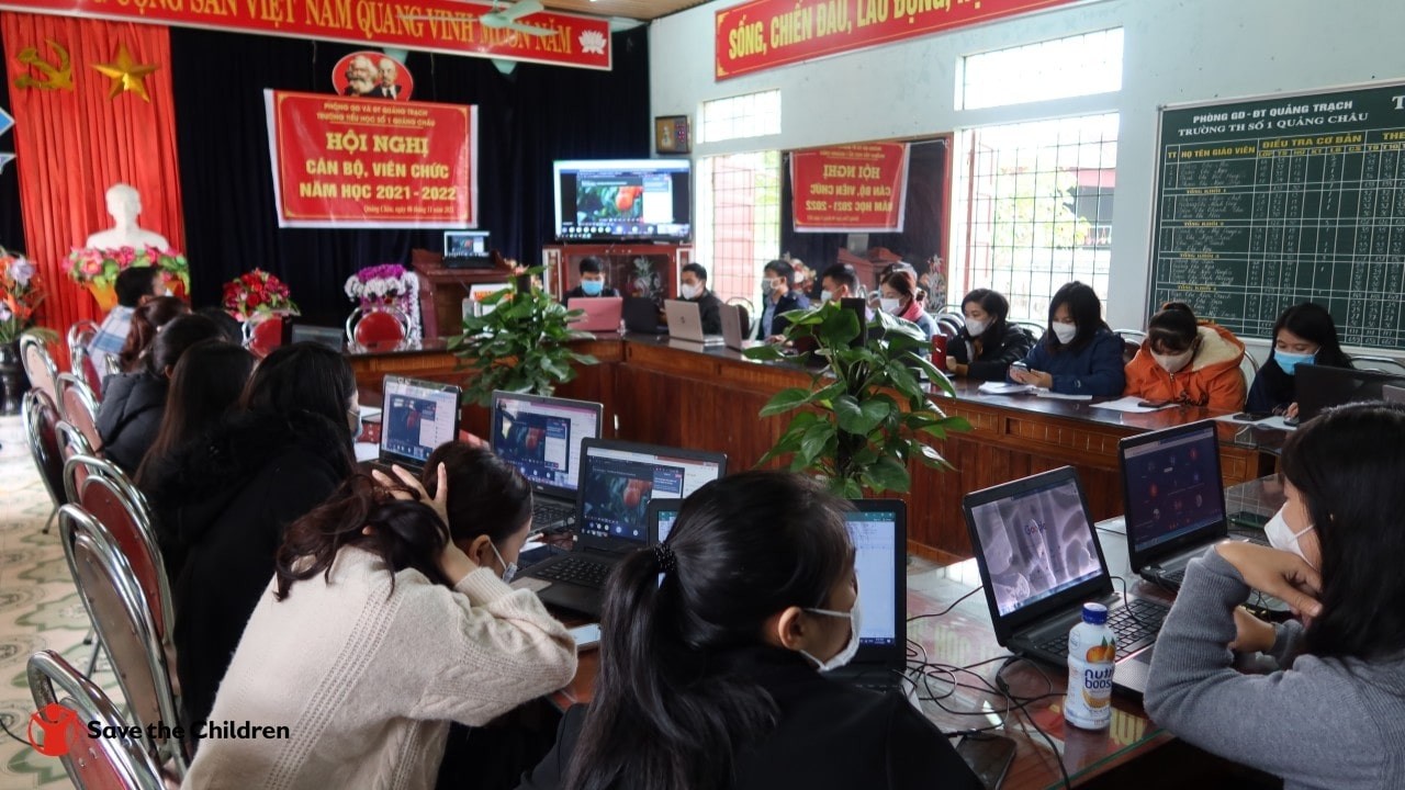 A series of IT and online safety training sessions for over 300 teachers and school administrators, along with 4,800 students and parents from 12 primary schools in Bo Trach and Quang Trach districts, Quang Binh Province, was conducted between November and December 2021 as part of the project “Safe and Quality Learning Environment.” (Photo: Save the Children) A series of IT and online safety training sessions for over 300 teachers and school administrators, along with 4,800 students and parents from 12 primary schools in Bo Trach and Quang Trach districts, Quang Binh Province, was conducted between November and December 2021 as part of the project “Safe and Quality Learning Environment.” (Photo: Save the Children)