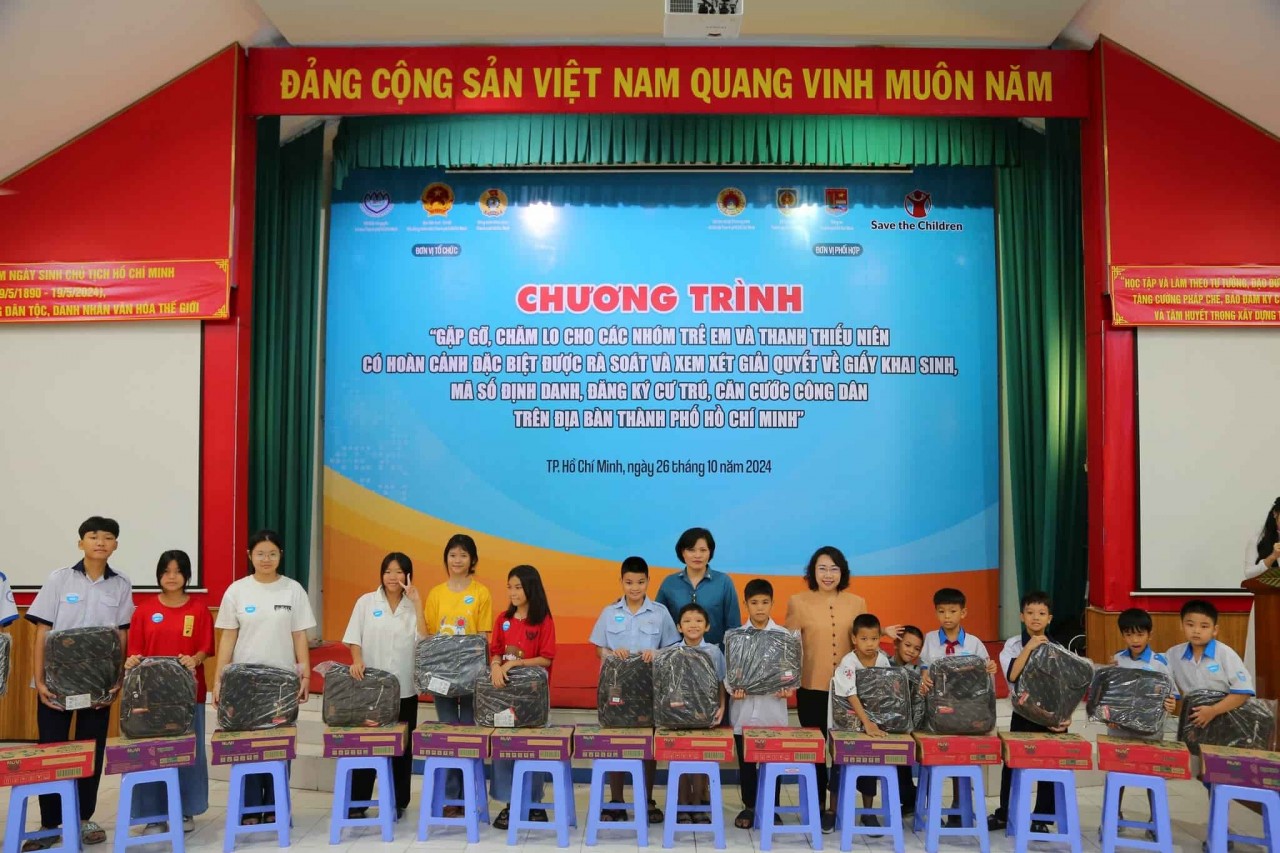 Save the Children collaborates with relevant departments in Ho Chi Minh City to provide legal assistance, verify, and complete registration procedures for children in difficult situations. (Photo: SC) Save the Children collaborates with relevant departments in Ho Chi Minh City to provide legal assistance, verify, and complete registration procedures for children in difficult situations. (Photo: SC)