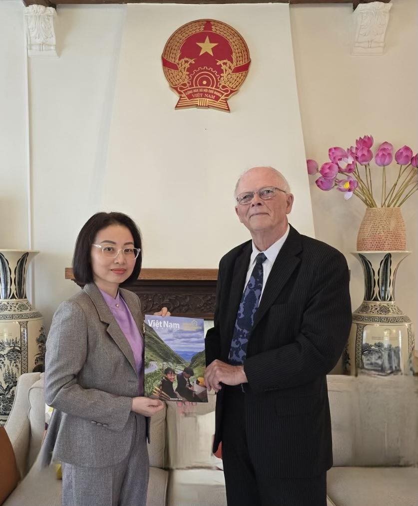 Vietnamese Ambassador to Denmark Nguyen Le Thanh receives the President of the Denmark-Vietnam Friendship Association Vietnamese Ambassador to Denmark Nguyen Le Thanh receives the President of the Denmark-Vietnam Friendship Association