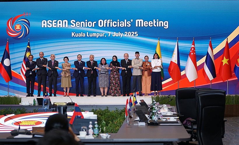 Delegate pose for a photo before the opening of the ASEAN Senior Officials' Meeting in Kuala Lumpur, Malaysia, on July 7. (Photo: VNA) Delegate pose for a photo before the opening of the ASEAN Senior Officials' Meeting in Kuala Lumpur, Malaysia, on July 7. (Photo: VNA)