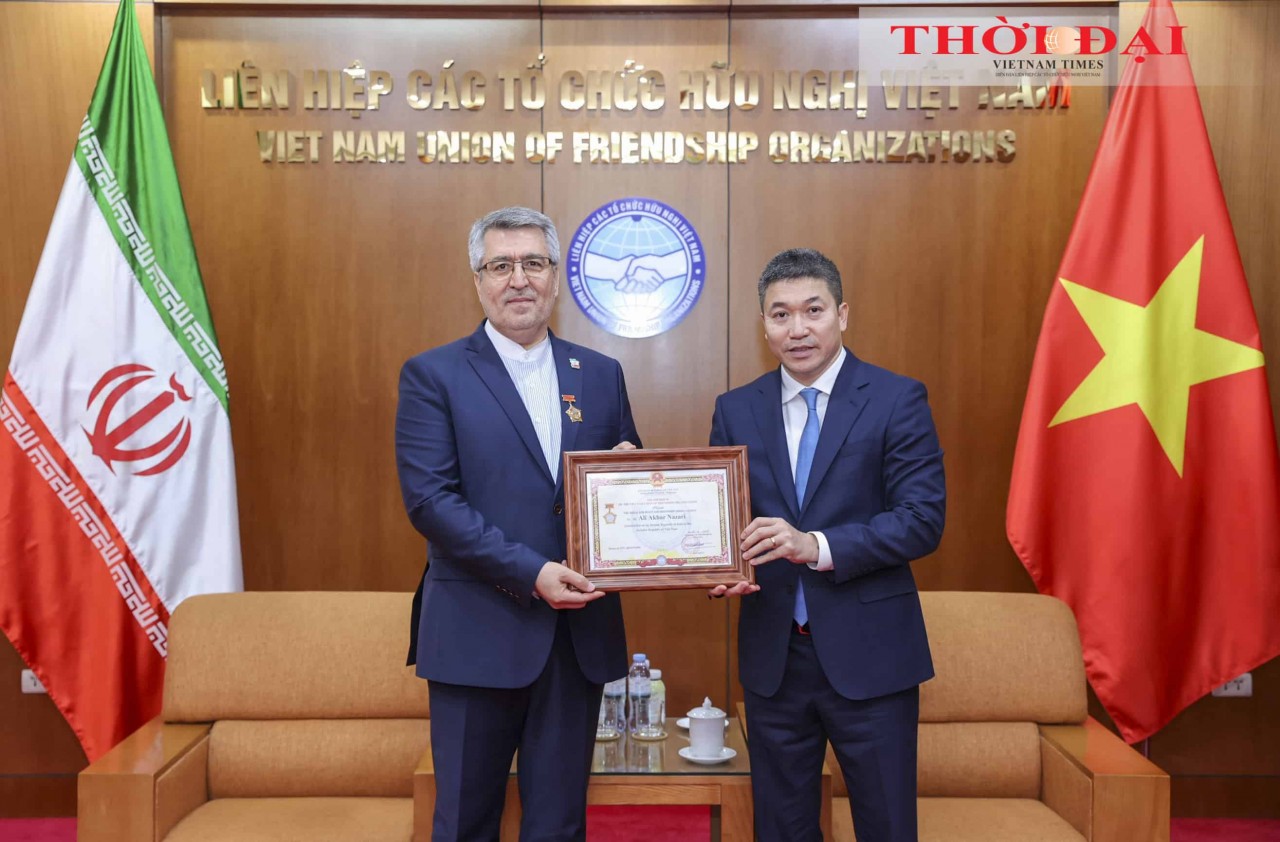VUFO President Phan Anh Son presents the “For Peace and Friendship among Nations” Medal to Iranian Ambassador to Vietnam Ali Akbar Nazari. (Photo: Dinh Hoa)