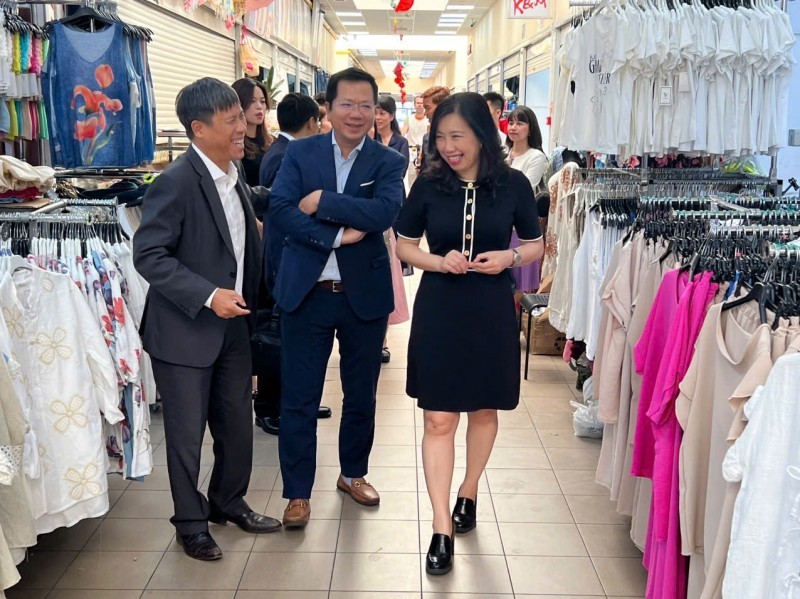 Vietnamese People in Poland: A United, Multifaceted Community Vietnamese People in Poland: A United, Multifaceted Community