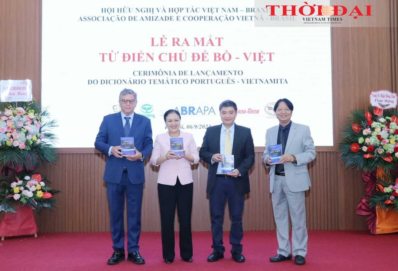 Launch of the Portuguese-Vietnamese thematic dictionary led by the Vietnam - Brazil Friendship and Cooperation Association (Photo: Thu Ha) Launch of the Portuguese-Vietnamese thematic dictionary led by the Vietnam - Brazil Friendship and Cooperation Association (Photo: Thu Ha)