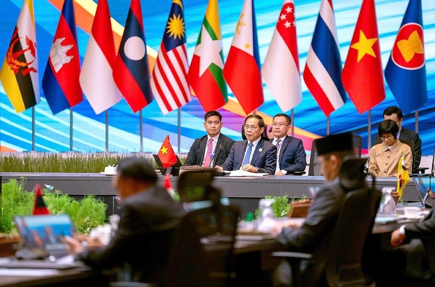 Vietnamese Deputy Prime Minister and Minister of Foreign Affairs Bui Thanh Son co-chairs the ASEAN - UK Ministerial Meeting in Kuala Lumpur, Malaysia, on July 11. (Photo: MOFA) Vietnamese Deputy Prime Minister and Minister of Foreign Affairs Bui Thanh Son co-chairs the ASEAN - UK Ministerial Meeting in Kuala Lumpur, Malaysia, on July 11. (Photo: MOFA)