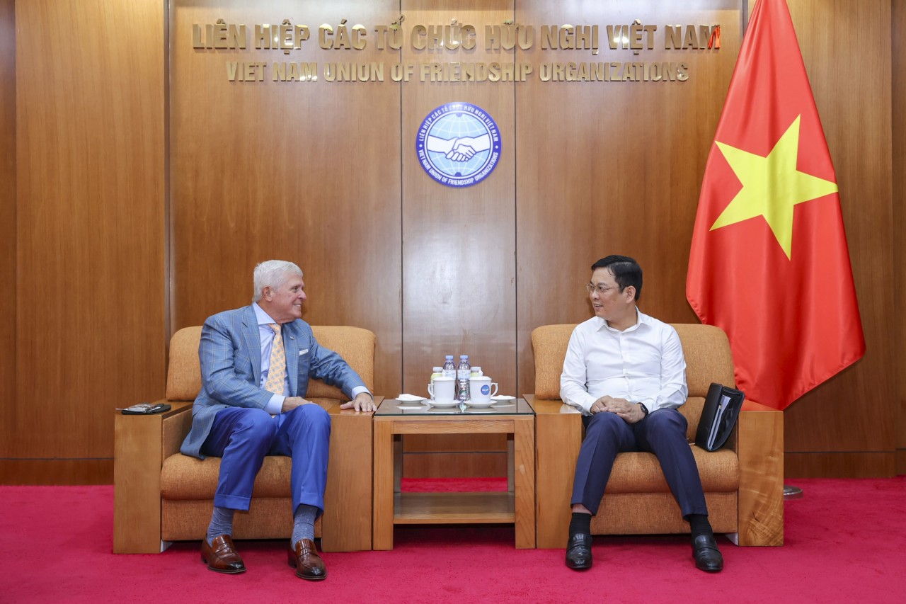 Vice President of the Vietnam Union of Friendship Organizations Đồng Huy Cương (right) speaks with Mr. Larry Rivers, former Commander-in-Chief of the U.S. Veterans of Foreign Wars, during the meeting. (Photo: Đinh Hòa)          Hỏi ChatGPT