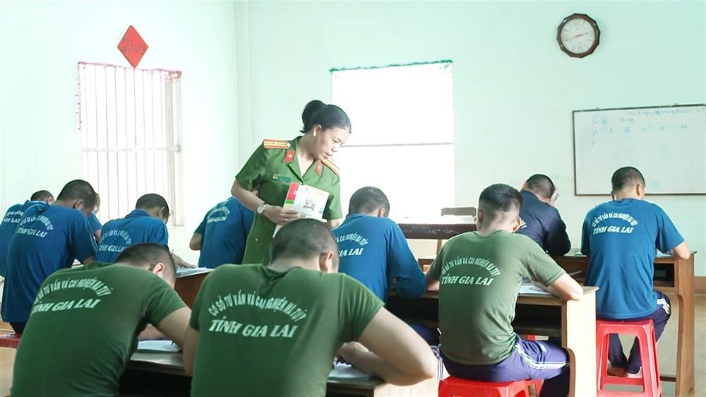Major Vo Thi Diem Phuc guides learners with their assignments. (Photo: Ministry of Public Security)