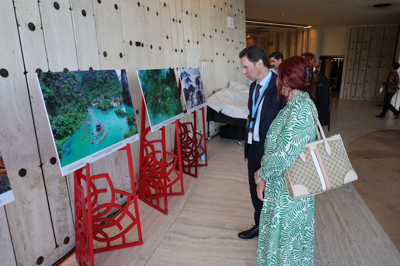 Delegates visiting the photo exhibition “Vietnam: Identity, Humanity, and Integration.” (Photo: Organizing Committee) Delegates visiting the photo exhibition “Vietnam: Identity, Humanity, and Integration.” (Photo: Organizing Committee)