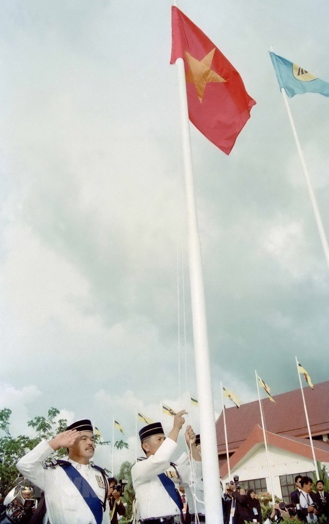 The flag-raising ceremony marking Vietnam’s official joining as the seventh member of the Association of Southeast Asian Nations (ASEAN), on the afternoon of July 28, 1995, in the capital Bandar Seri Begawan, Brunei. (Archive photo: VNA) The flag-raising ceremony marking Vietnam’s official joining as the seventh member of the Association of Southeast Asian Nations (ASEAN), on the afternoon of July 28, 1995, in the capital Bandar Seri Begawan, Brunei. (Archive photo: VNA)