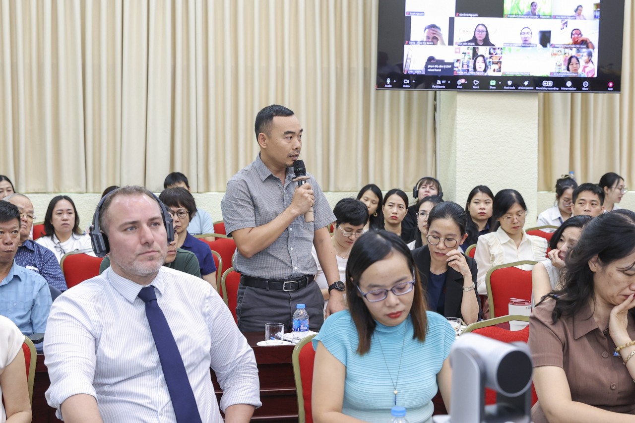 Representatives of foreign NGOs speaking at the conference. (Photo: Dinh Hoa) Representatives of foreign NGOs speaking at the conference. (Photo: Dinh Hoa)