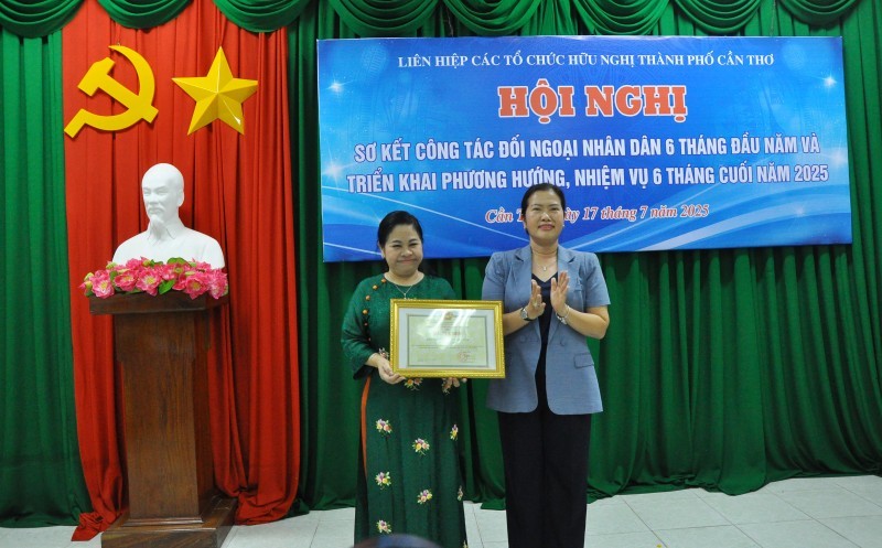Vice Chairwoman of the Can Tho City People's Committee Nguyen Thi Ngoc Diep (right) presents a Certificate of Merit from the Chairman of the People’s Committee to representatives of the Can Tho Union of Friendship Organizations. (Photo: Ha Vy)