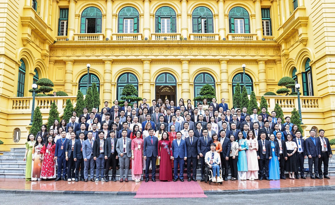 Vice President Võ Thị Ánh Xuân poses for a photo with young overseas Vietnamese intellectuals. (Photo: Nam Anh)