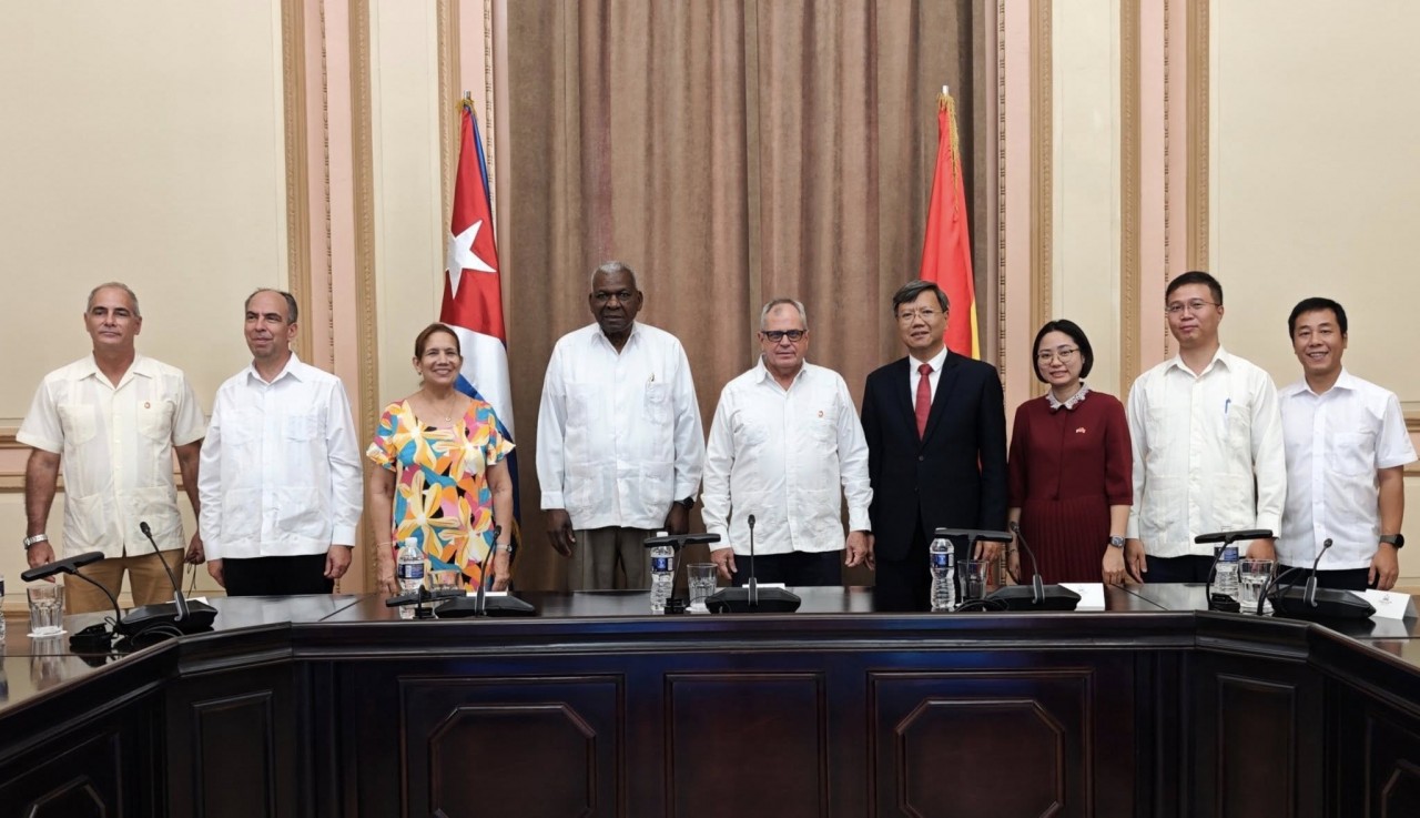 Delegates at the handover ceremony of the online meeting equipment for the Cuban National Assembly. (Photo: Embassy of Vietnam in Cuba) Delegates at the handover ceremony of the online meeting equipment for the Cuban National Assembly. (Photo: Embassy of Vietnam in Cuba)