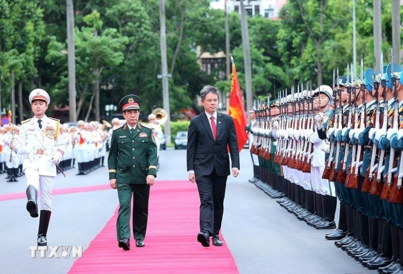 General Phan Văn Giang, Minister of National Defense of Vietnam, and Singapore’s Minister for Defence Chan Chun Sing review the Guard of Honour of the Vietnam People’s Army. (Photo: An Đăng/Vietnam News Agency) General Phan Văn Giang, Minister of National Defense of Vietnam, and Singapore’s Minister for Defence Chan Chun Sing review the Guard of Honour of the Vietnam People’s Army. (Photo: An Đăng/Vietnam News Agency)