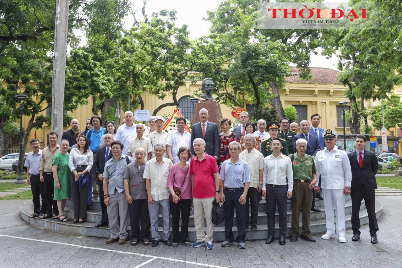 The delegates took a commemorative photo in front of the José Martí monument. (Photo: Đinh Hòa) The delegates took a commemorative photo in front of the José Martí monument. (Photo: Đinh Hòa)