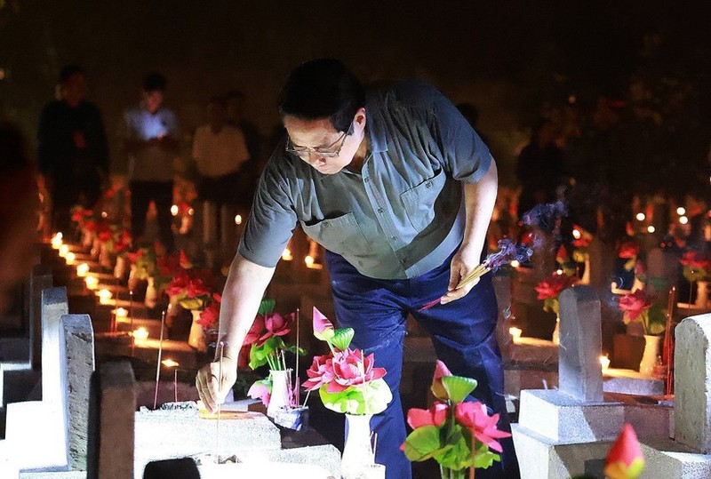 Prime Minister Pham Minh Chinh lights candles and incense to pay tribute to heroic martyrs at Truong Son National Martyrs' Cemetery. (Photo: VNA) Prime Minister Pham Minh Chinh lights candles and incense to pay tribute to heroic martyrs at Truong Son National Martyrs' Cemetery. (Photo: VNA)