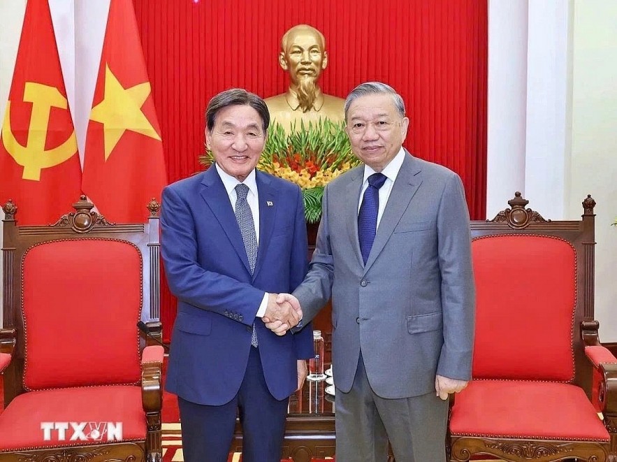 To Lam (R), General Secretary of the Communist Party of Vietnam, and Park Chang-dal, Special Envoy of RoK President Lee Jae-myung, during their meeting in Hanoi on July 29. (Photo: VNA) To Lam (R), General Secretary of the Communist Party of Vietnam, and Park Chang-dal, Special Envoy of RoK President Lee Jae-myung, during their meeting in Hanoi on July 29. (Photo: VNA)