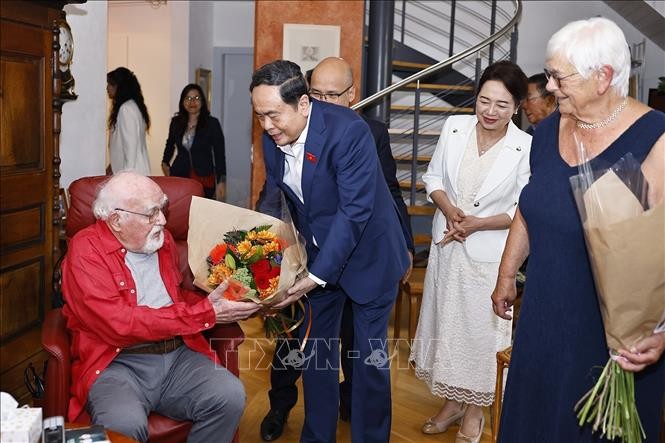 : National Assembly Chairman Trần Thanh Mẫn and his spouse Nguyễn Thị Thanh Nga visit Mr. and Mrs. Jacques Savary’s home. Photo: Doãn Tấn/VNA : National Assembly Chairman Trần Thanh Mẫn and his spouse Nguyễn Thị Thanh Nga visit Mr. and Mrs. Jacques Savary’s home. Photo: Doãn Tấn/VNA