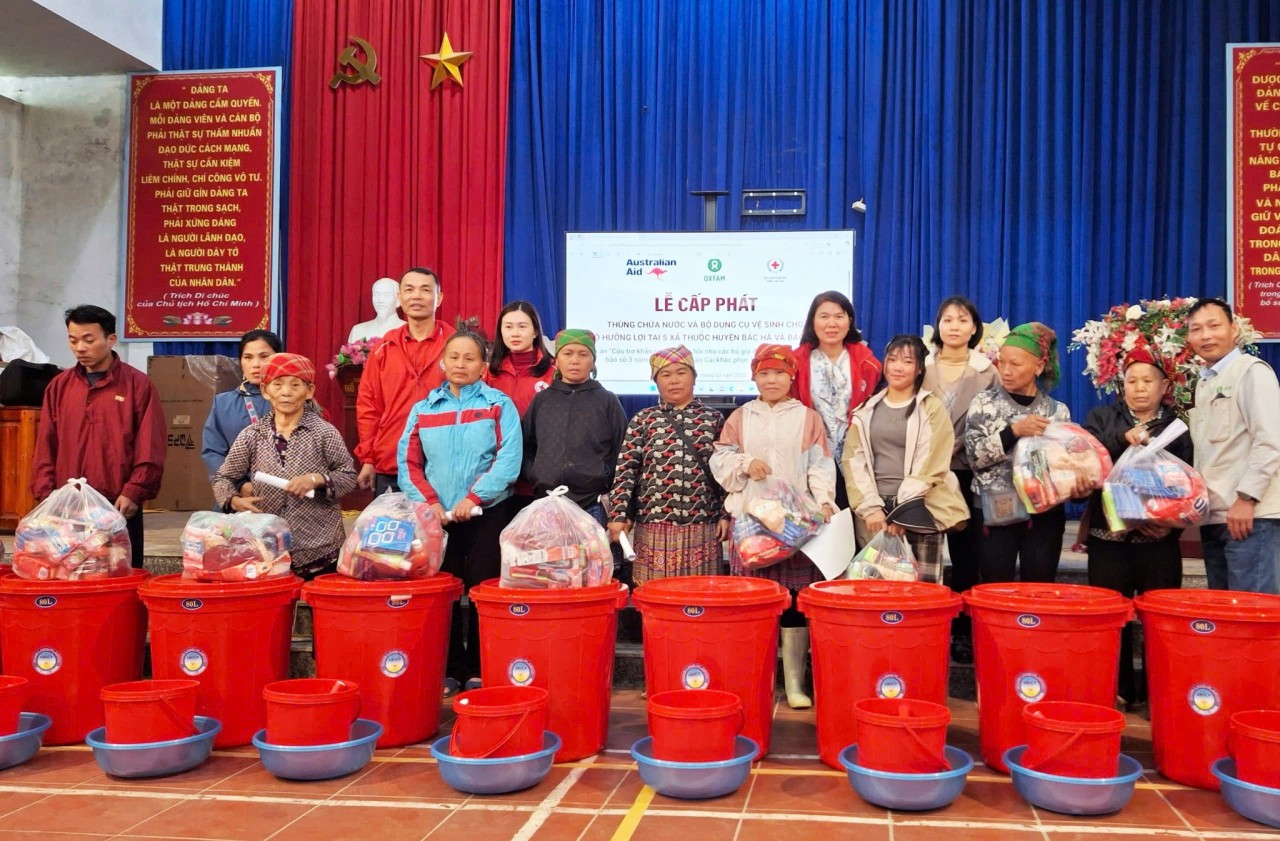 Oxfam distributes water tanks and hygiene kits in Bac Ha and Bao Yen districts (former Lao Cai province), March 2025. (Photo: Oxfam)