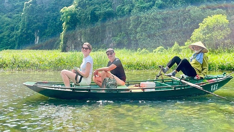 International tourists visit Tam Coc, Ninh Binh. (Photo: NDO) International tourists visit Tam Coc, Ninh Binh. (Photo: NDO)