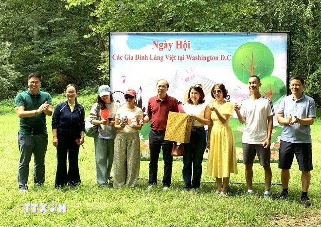 Awards presented to participants actively engaged in sports activities. (Photo: Ngoc Quang/VNA) Awards presented to participants actively engaged in sports activities. (Photo: Ngoc Quang/VNA)