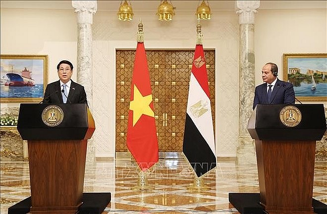 State President Luong Cuong (L) and Egyptian President Abdel Fattah El‑Sisi chair a joint press conference following their talks (Photo: VNA) State President Luong Cuong (L) and Egyptian President Abdel Fattah El‑Sisi chair a joint press conference following their talks (Photo: VNA)