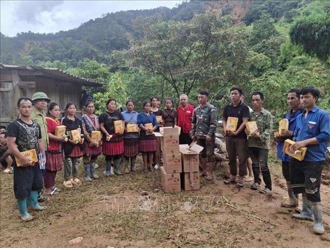 A representative from the Điện Biên Red Cross Society distributes relief supplies to local residents. (Photo: VNA)