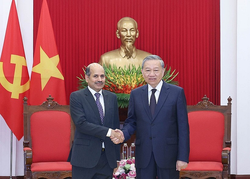Party General Secretary To Lam (R) shakes hands with Indian Ambassador to Vietnam Sandeep Arya at their meeting in Hanoi on August 6, 2025. (Photo: VNA)