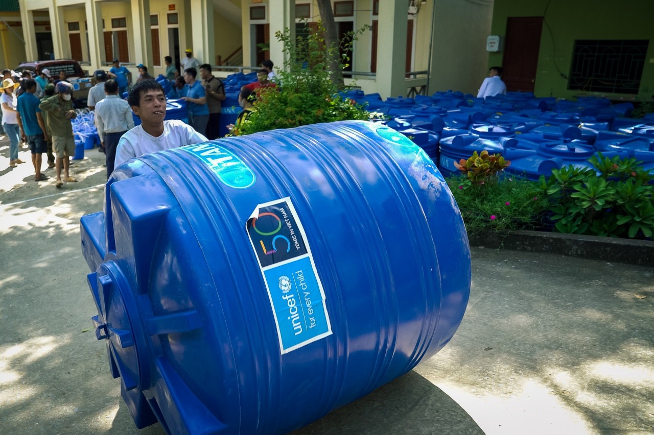 Residents in flood-affected and landslide-prone areas resulting from Storm No. 3 receive water storage tanks supported by UNICEF. (Photo: UNICEF) Residents in flood-affected and landslide-prone areas resulting from Storm No. 3 receive water storage tanks supported by UNICEF. (Photo: UNICEF)