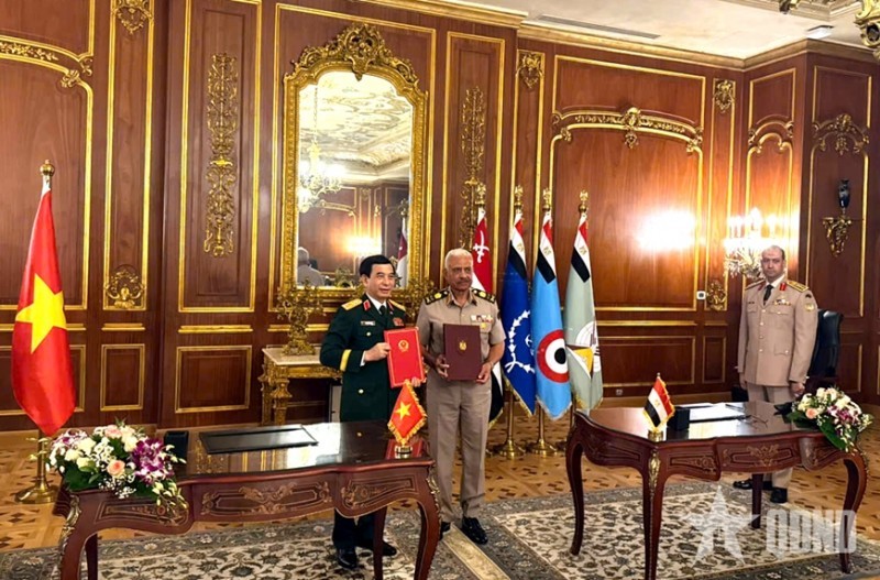 General Phan Văn Giang and General Abdel Mageed Saqr sign a Letter of Intent to promote defense cooperation. (Photo: People's Army Newspaper) General Phan Văn Giang and General Abdel Mageed Saqr sign a Letter of Intent to promote defense cooperation. (Photo: People's Army Newspaper)