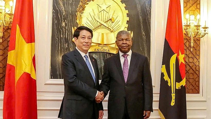 Angolan President Joao Manuel Goncalves Lourenco (R) and his visiting Vietnamese counterpart Luong Cuong shake hands for a photo ahead of their talks in Luanda on August 7 Angolan President Joao Manuel Goncalves Lourenco (R) and his visiting Vietnamese counterpart Luong Cuong shake hands for a photo ahead of their talks in Luanda on August 7