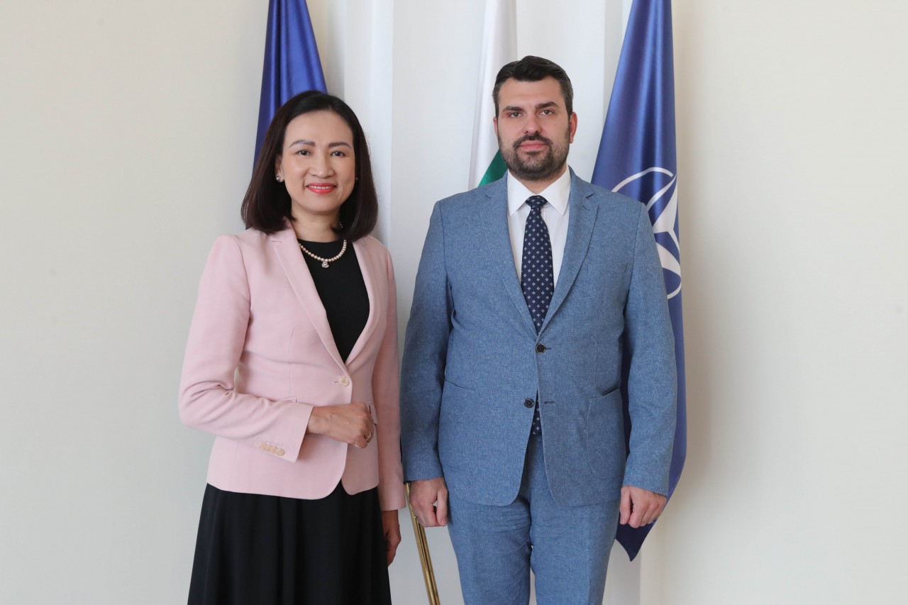 Vietnamese Ambassador to Bulgaria Nguyen Thi Minh Nguyet pays a courtesy call and holds talks with Bulgarian Minister of Foreign Affairs Georg Georgiev. (Photo: Vietnamese Embassy in Bulgaria) Hỏi ChatGPT Vietnamese Ambassador to Bulgaria Nguyen Thi Minh Nguyet pays a courtesy call and holds talks with Bulgarian Minister of Foreign Affairs Georg Georgiev. (Photo: Vietnamese Embassy in Bulgaria) Hỏi ChatGPT
