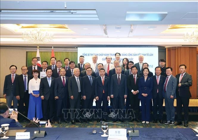 Party General Secretary To Lam pose for a commemorative photo with the delegates. (Photo: VNA) Party General Secretary To Lam pose for a commemorative photo with the delegates. (Photo: VNA)