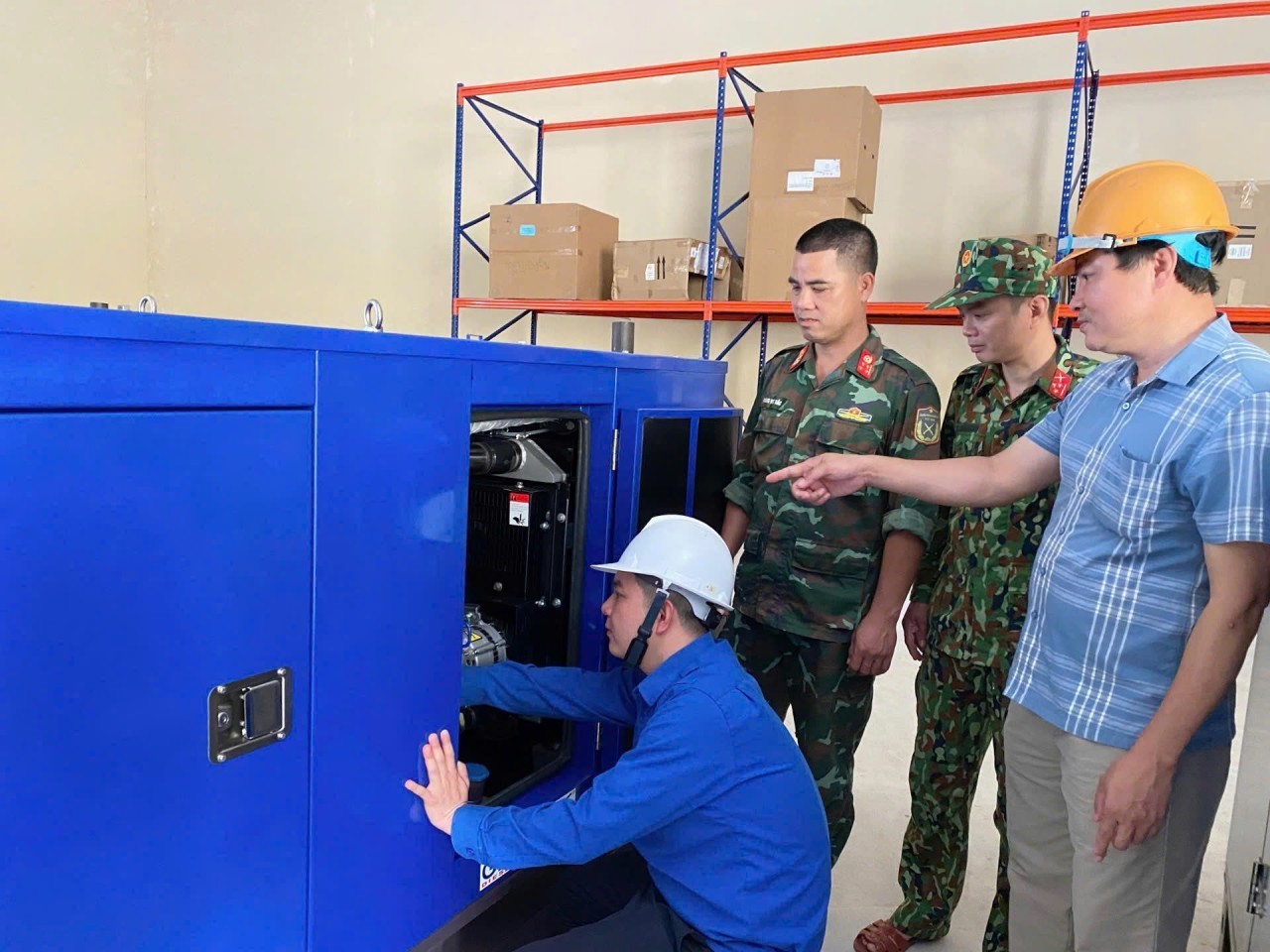 Officials from the Regional State Reserve Sub-Department VIII inspect generators before release. (Photo: Thoi Bao Tai Chinh) Officials from the Regional State Reserve Sub-Department VIII inspect generators before release. (Photo: Thoi Bao Tai Chinh)