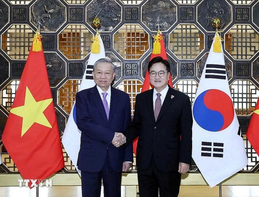 Vietnamese Party General Secretary To Lam (L), who is on a sate visit to the Republic of Korea, meets with National Assembly Speaker Woo Won-sik in Seoul on August 12. (Photo: VNA) Vietnamese Party General Secretary To Lam (L), who is on a sate visit to the Republic of Korea, meets with National Assembly Speaker Woo Won-sik in Seoul on August 12. (Photo: VNA)