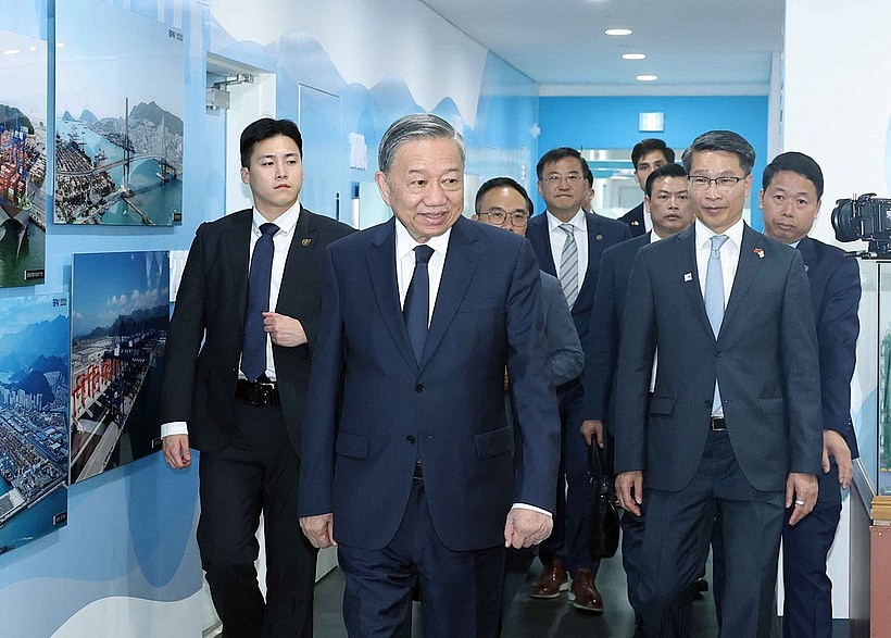 Party General Secretary To Lam visits Dongwon Global Terminal Busan in Busan city. (Photo: VNA) Party General Secretary To Lam visits Dongwon Global Terminal Busan in Busan city. (Photo: VNA)