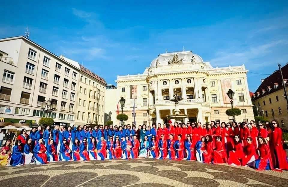 Vietnamese attire in the Slovak Republic. (Photo: Vietnamese Women’s Association in Europe) Vietnamese attire in the Slovak Republic. (Photo: Vietnamese Women’s Association in Europe)