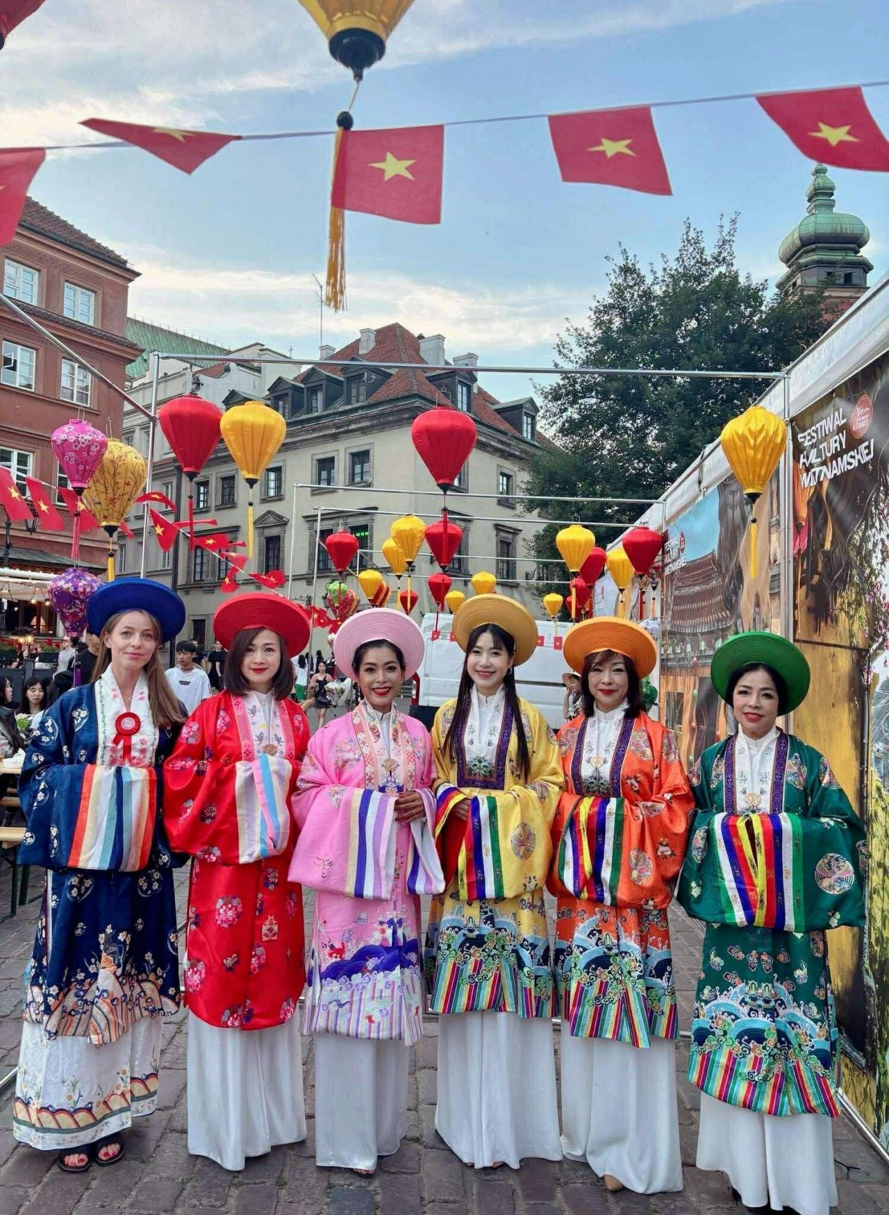 Vietnamese attire performance in the United Kingdom. (Photo: Vietnamese Women’s Association in Europe) Vietnamese attire performance in the United Kingdom. (Photo: Vietnamese Women’s Association in Europe)