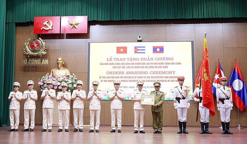 The ceremony held on August 16 to honour collectives and individuals of the Vietnamese Ministry of Public Security with prestigious orders from Laos and Cuba. (Photo: VNA)