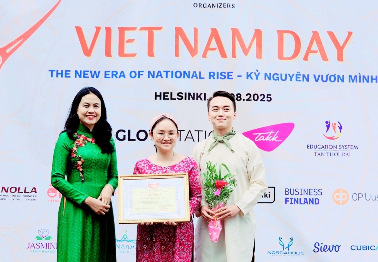 Vietnamese Ambassador to Finland Pham Thi Thanh Binh (far left) acknowledges the contributions of several outstanding organizations and individuals to community work in 2024. (Photo: Embassy of Vietnam in Finland) Vietnamese Ambassador to Finland Pham Thi Thanh Binh (far left) acknowledges the contributions of several outstanding organizations and individuals to community work in 2024. (Photo: Embassy of Vietnam in Finland)