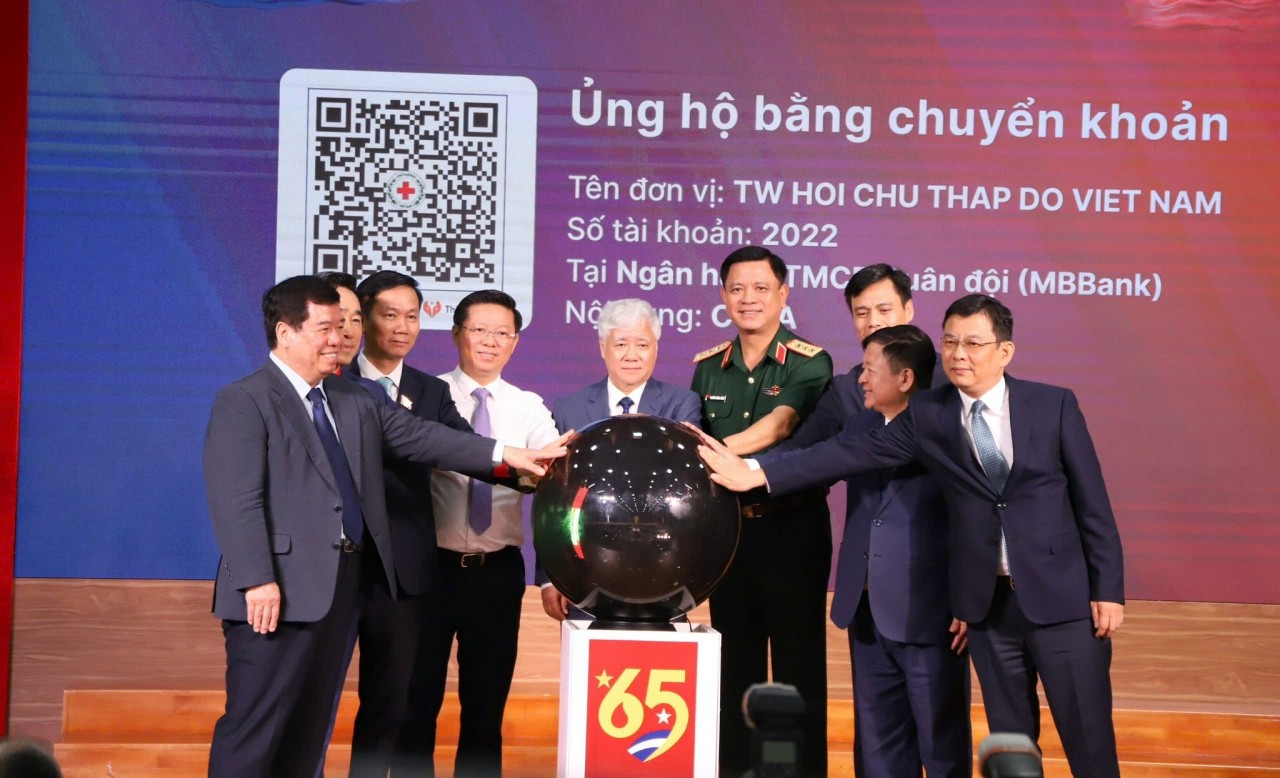 President of the Vietnam Fatherland Front Central Committee Do Van Chien and delegates launch the program. (Photo: Vietnam Fatherland Front) President of the Vietnam Fatherland Front Central Committee Do Van Chien and delegates launch the program. (Photo: Vietnam Fatherland Front)