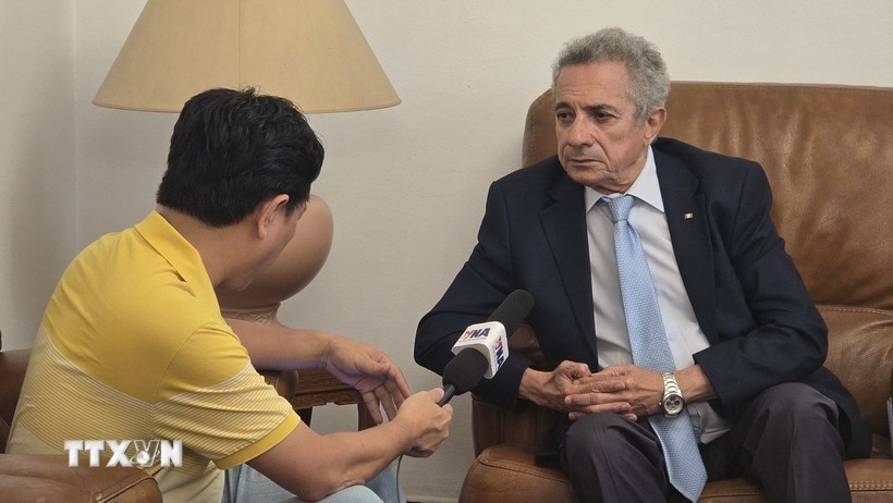 Mourad Lamoudi, Central Committee member in charge of external relations of the FLN (Algeria), speaks with the Vietnam News Agency’s resident correspondent in Algeria. (Photo: VNA) Mourad Lamoudi, Central Committee member in charge of external relations of the FLN (Algeria), speaks with the Vietnam News Agency’s resident correspondent in Algeria. (Photo: VNA)