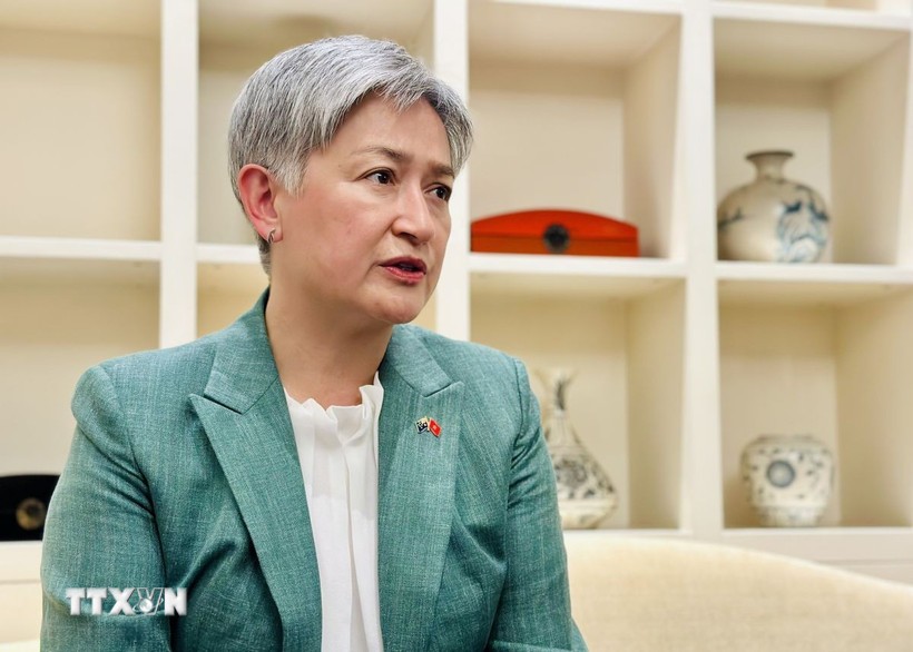 Australian Minister for Foreign Affairs Penny Wong talks to the press (Photo: VNA) Australian Minister for Foreign Affairs Penny Wong talks to the press (Photo: VNA)