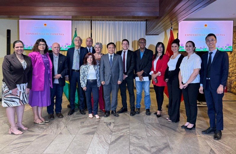 Brazilian journalists and the Ambassador pose for a commemorative photo. (Photo: Embassy of Vietnam in Brazil) Brazilian journalists and the Ambassador pose for a commemorative photo. (Photo: Embassy of Vietnam in Brazil)
