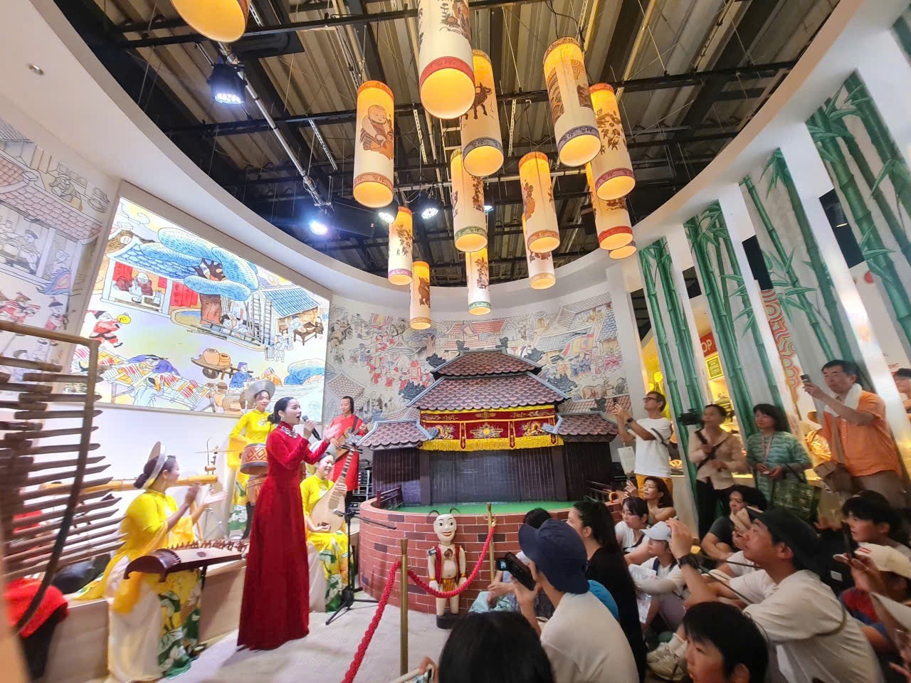 Japanese audience members attentively enjoying the artistic performances. (Photo: Vietnam Japan Cultural Association)