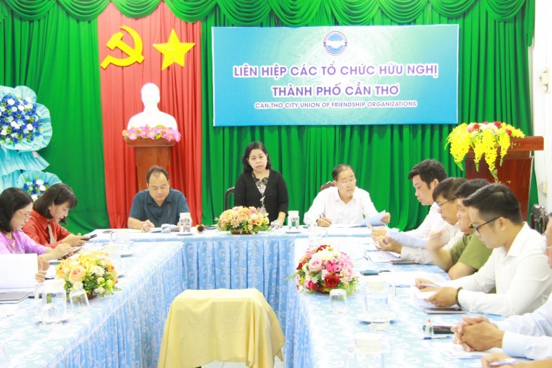 Le Thi Thanh Giang, Chairwoman of the Can Tho Union of Friendship Organizations, speaks at the meeting. (Photo: Ha Vy) Le Thi Thanh Giang, Chairwoman of the Can Tho Union of Friendship Organizations, speaks at the meeting. (Photo: Ha Vy)