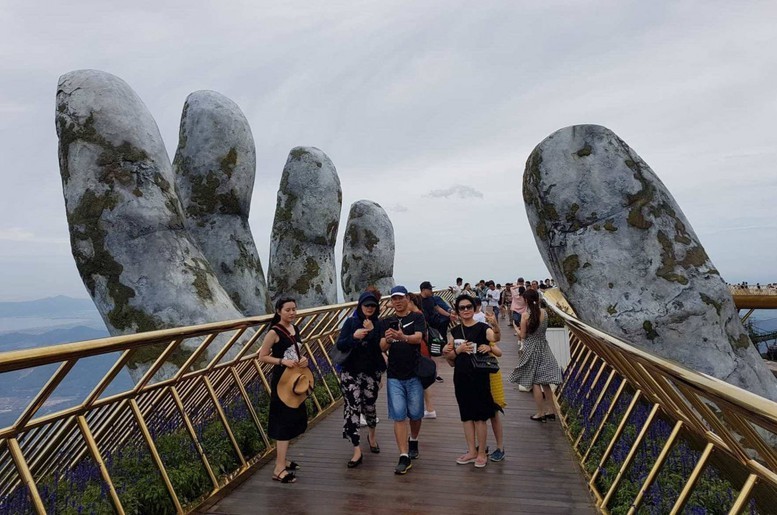 Tourists visiting the Golden Bridge in Da Nang (Photo: VGP/Luu Huong) Tourists visiting the Golden Bridge in Da Nang (Photo: VGP/Luu Huong)