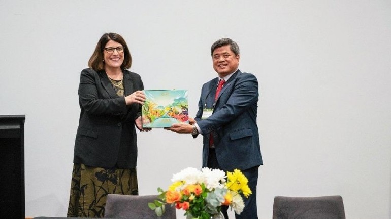 Deputy Minister of Agriculture and Environment, Dr. Tran Thanh Nam, and ACIAR CEO, Professor Wendy Umberger, representing the leadership of both sides. (Photo: Australian Embassy in Vietnam) Deputy Minister of Agriculture and Environment, Dr. Tran Thanh Nam, and ACIAR CEO, Professor Wendy Umberger, representing the leadership of both sides. (Photo: Australian Embassy in Vietnam)