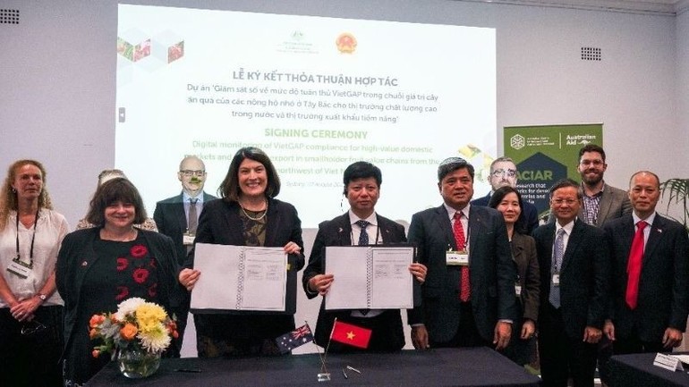 Professor Wendy Umberger, ACIAR CEO, and Dr. Pham Ngoc Mau signed a new bilateral project to help Northwest Vietnam fruit farmers digitize production for better market access. Professor Wendy Umberger, ACIAR CEO, and Dr. Pham Ngoc Mau signed a new bilateral project to help Northwest Vietnam fruit farmers digitize production for better market access.
