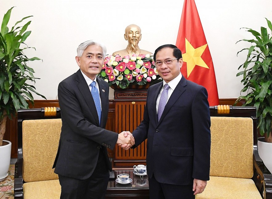 Vietnamese Deputy Prime Minister and Minister of Foreign Affairs Bui Thanh Son (R) Secretary of the Ministry of Foreign Affairs of Singapore Albert Chua shake hands ahead of their meeting in Hanoi on August 26. (Photo: VGP) Vietnamese Deputy Prime Minister and Minister of Foreign Affairs Bui Thanh Son (R) Secretary of the Ministry of Foreign Affairs of Singapore Albert Chua shake hands ahead of their meeting in Hanoi on August 26. (Photo: VGP)