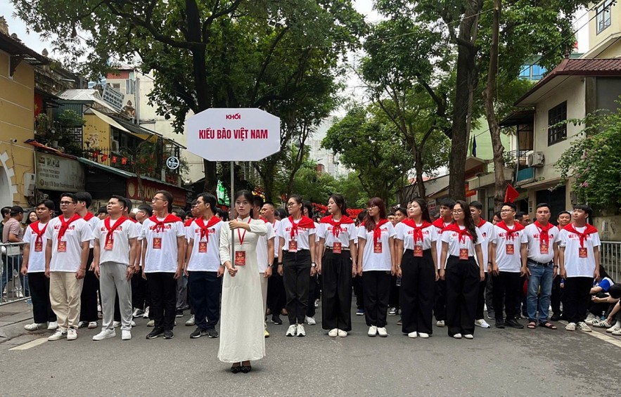 Overseas Vietnamese Join Independence Day Parade: Proud Steps on the Day of Return Overseas Vietnamese Join Independence Day Parade: Proud Steps on the Day of Return